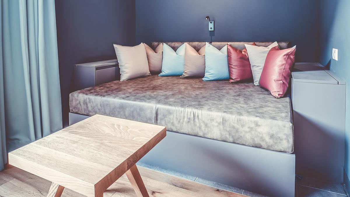 Sofa mit bunten Kissen - ChaletSuite Uphill