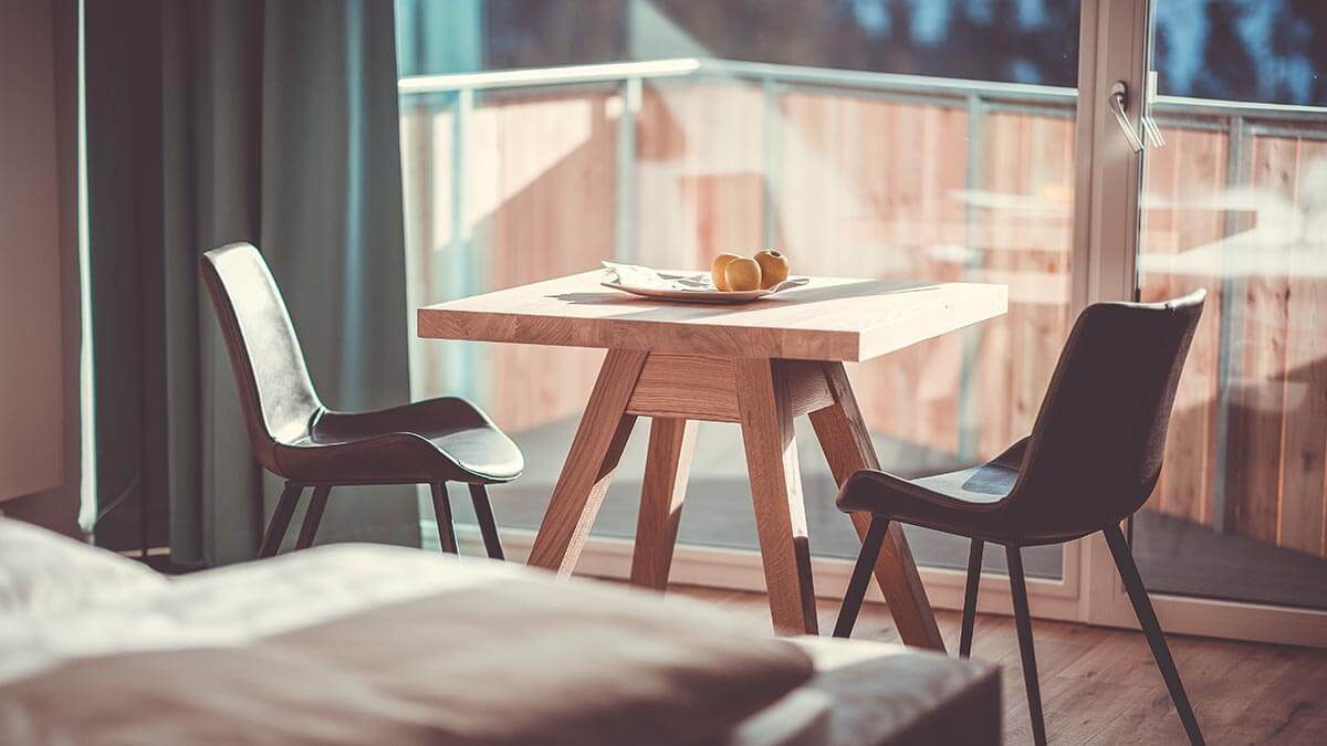 Tischchen mit zwei Stühlen in der ChaletSuite view